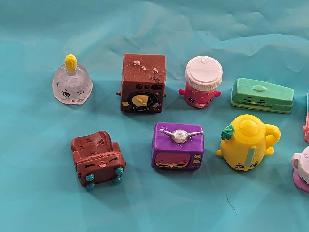 16 Shopkins Random Household Lot of 16 Mixed Seasons Chair, Fan, Etc